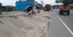 খোকসায় মহাসড়ক দখল করে বালু ব্যবসা: প্রশাসন নিরব! 2 খোকসায় মহাসড়ক দখল করে বালু ব্যবসা: প্রশাসন নিরব! খোকসায় মহাসড়ক দখল করে বালু ব্যবসা: প্রশাসন নিরব!
