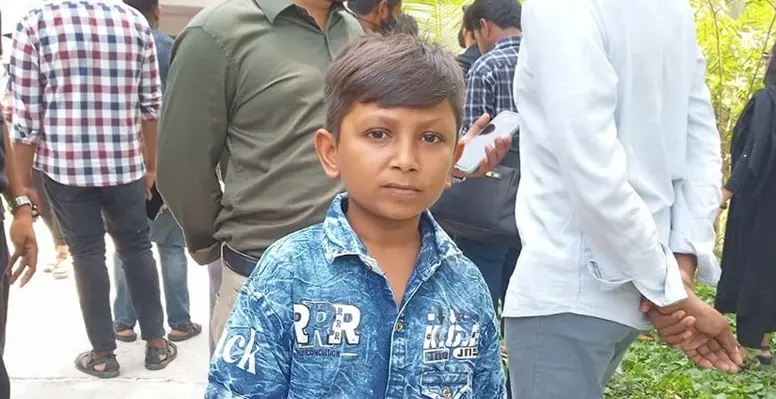 ইবিতে হাজারো শিক্ষার্থীর ভীড়ে দেখা মিলল একজন ছোট্ট পরীক্ষার্থীকে