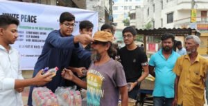 হোয়াইট পিচ এর পক্ষ থেকে বিনামূল্যে বিশুদ্ধ পানি ও ক্যাপ বিতরণ