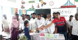 গোস্বামী দুর্গাপুরে মেধাবী ও সর্বোচ্চ উপস্থিতি শিক্ষার্থীদের পুরুস্কার দিলেন চেয়ারম্যান