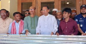 মিরপুরে অগ্নিকাণ্ডে ক্ষতিগ্রস্ত পরিবারের এমপির সহায়তা প্রদান