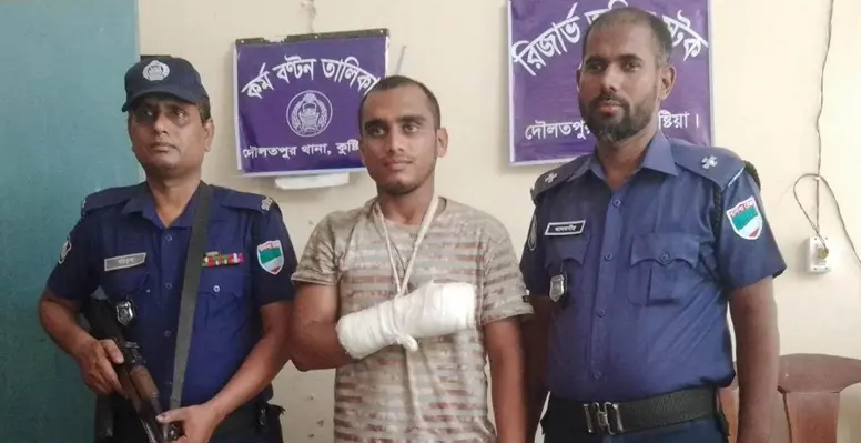 দৌলতপুরে বিদেশী পিস্তল সহ মনজ গ্রেফতার