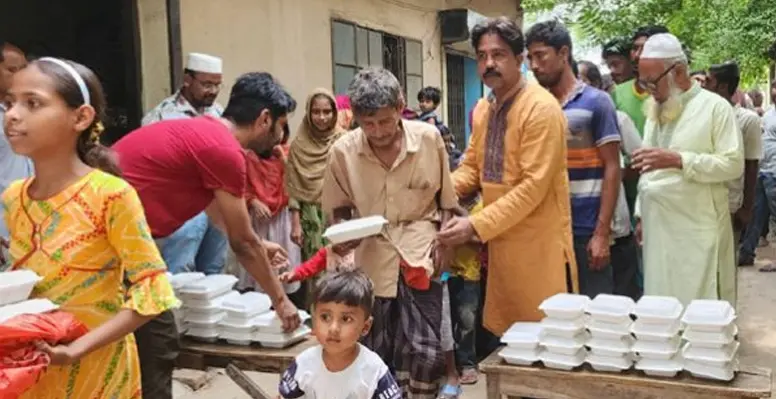 কুষ্টিয়ায় আলহাজ্ব ওয়ালিউল বারী চৌধুরী কল্যাণ ট্রাষ্টের উদ্যোগে অসহায়দের মাঝে খাবার বিতরণ 4 কুষ্টিয়ায় আলহাজ্ব ওয়ালিউল বারী চৌধুরী কল্যাণ ট্রাষ্টের উদ্যোগে অসহায়দের মাঝে খাবার বিতরণ কুষ্টিয়ায় আলহাজ্ব ওয়ালিউল বারী চৌধুরী কল্যাণ ট্রাষ্টের উদ্যোগে অসহায়দের মাঝে খাবার বিতরণ