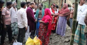 দৌলতপুরে অগ্নিকান্ডে ক্ষতিগ্রস্থ পরিবারের পাশে মোফাজ্জেল হক