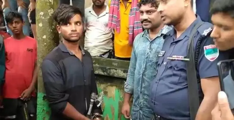দৌলতপুরে হাত কুড়াল সহ হামলাকারি আটক