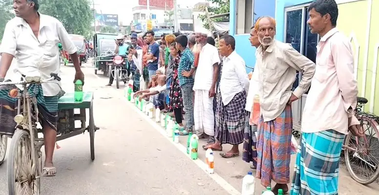 কুষ্টিয়ার বৃত্তি পাড়া বাজারে জমজমাট গরুর দুধের বাজার