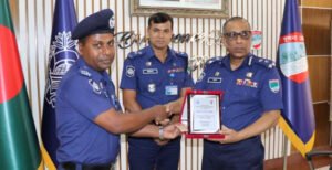 যোগদানের মাস পেরোতেই খুলনা রেঞ্জের শ্রেষ্ঠ ওসি শাহাদৎ