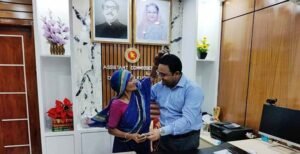 দৌলতপুরে দালাল থেকে উদ্ধারকৃত টাকা বৃদ্ধার হাতে তুলে দিলেন এসিল্যান্ড