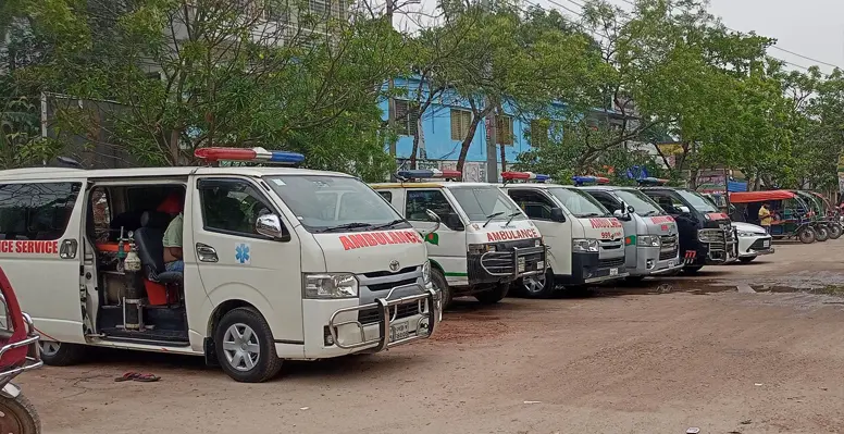 কুষ্টিয়া সদর হাসপাতাল গেটের অ্যাম্বুলেন্স সিন্ডিকেটের কাছে অসহায় রোগীর স্বজনেরা