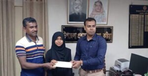 খোকসায় মেধাবী ছাত্রীর পাশে দাঁড়ালেন ইউএনও রিপন বিশ্বাস