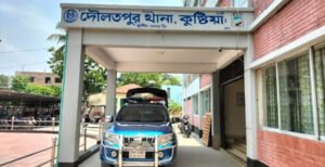 দৌলতপুরে পুলিশের হেফাজত থেকে হ্যান্ডকাফ নিয়ে পালিয়েছে পিতা-পুত্র : গ্রামবাসীর ওপর পুলিশের লাঠিচার্জ