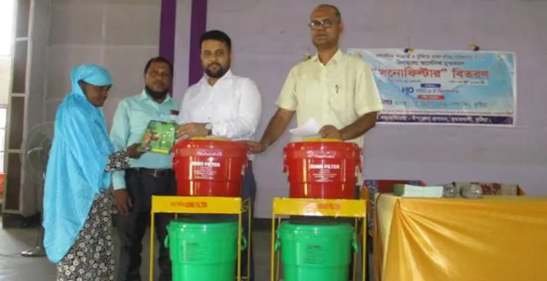 কুমারখালীতে মাশউক এর উদ্দ্যোগে বিনামুল্যে “সনোফিল্টার” বিতরণ 1 কুমারখালীতে মাশউক এর উদ্দ্যোগে বিনামুল্যে “সনোফিল্টার” বিতরণ কুমারখালীতে মাশউক এর উদ্দ্যোগে বিনামুল্যে “সনোফিল্টার” বিতরণ