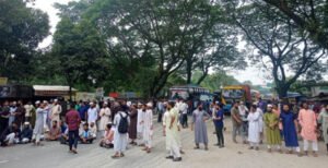 ইবিতে শিক্ষকের উপর হামলার প্রতিবাদে শিক্ষার্থীদের সড়ক অবোরোধ