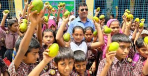 হরিপুরে শিক্ষার্থীদের মাঝে আম বিতরণ