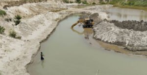 দৌলতপুরে আসলাম মেম্বরের বিরুদ্ধে ফসলি জমির বালিকাটার অভিযোগ গ্রামবাসীর