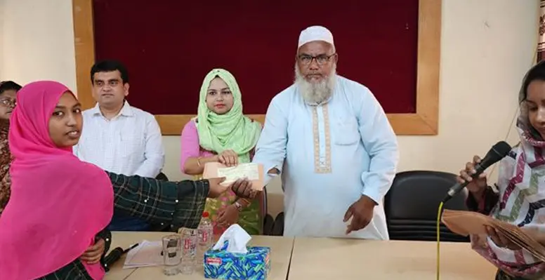 ভেড়ামারায় দুস্থ মহিলাদের মাঝে চেক বিতরণ