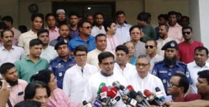 এখন টেলিভিশনের সামনে জনগণের দৃষ্টি আকর্ষন করে নানান উদ্ভট কথাবার্তা বলছেন বিএনপ : হানিফ