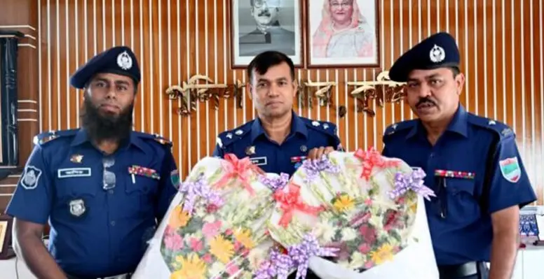 কুষ্টিয়ার নবাগত দুইজন অফিসার ইনচার্জকে পুলিশ সুপারের ফুলেল শুভেচ্ছা