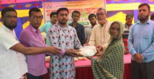 কুমারখালীতে অসহায় ও দুস্থ মানুষের মাঝে ঈদ উপহার বিতরণ