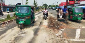 কুষ্টিয়া-রাজবাড়ী আঞ্চলিক সড়কের বেহাল দশা, ঝুঁকি নিয়ে চলছে যানবাহন