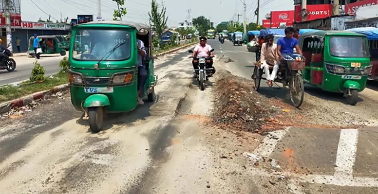 ১৯০ কোটি টাকা ব্যয়ে নির্মিত কুষ্টিয়া-রাজবাড়ী আঞ্চলিক সড়কের বেহাল দশা
