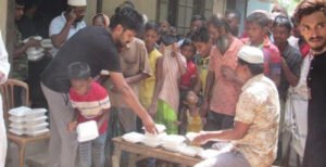 কুষ্টিয়ায় আলহাজ্ব ওয়ালিউল বারী চৌধুরী কল্যাণ ট্রাষ্টের দুপুরের খাবার বিতরণ