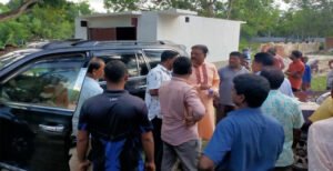 কুমারখালীতে আ.লীগের এমপির গাড়িতে হামলা, জনমনে আতঙ্ক