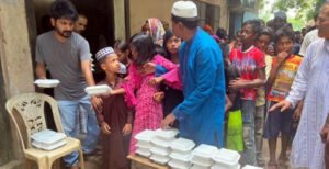 কুষ্টিয়ায় আলহাজ্ব ওয়ালিউল বারী চৌধুরী কল্যাণ ট্রাষ্টের দুপুরের খাবার বিতরণ