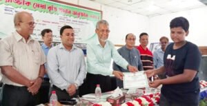দৌলতপুরে শিক্ষার্থীদের মাঝে আব্দুর রাজ্জাক মেধা বৃত্তি প্রদান