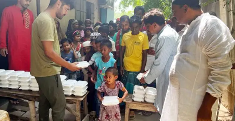 কুষ্টিয়ায় আলহাজ্ব ওয়ালিউল বারী চৌধুরী কল্যাণ ট্রাষ্টের দুপুরের খাবার বিতরণ