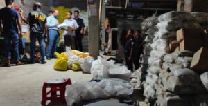 কুষ্টিয়ায় মেয়াদোত্তীর্ণ ও অনুমোদনহীন বালাইনাশক প্রতিষ্ঠানে র‍্যাবের অভিযান