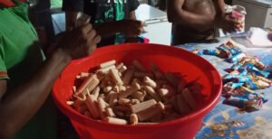 অস্বাস্থ্যকর-নোংরা পরিবেশে কেমিক্যাল মিশিয়ে তৈরি হচ্ছে আইসক্রিম