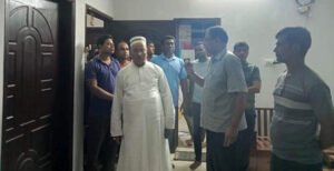 খোকসায় ডাকাতির ঘটনায় বিশু পালের বাড়ী পরিদর্শন করলেন জেলা আওয়ামী লীগ সভাপতি