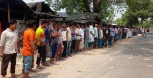 মিরপুরের নওয়াপাড়া বাজারে এসকে চঞ্চলের সন্ত্রাসী কার্যক্রমের প্রতিবাদে ব্যবসায়ীদের মানববন্ধন