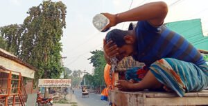 কুষ্টিয়ায় ভ্যাপসা গরম ও ঘন ঘন লোডশেডিংয়ে জনজীবন অতিষ্ঠ : বেড়েছে হাত পাখার কদর