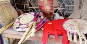 কুষ্টিয়ায় ১৫ টাকার তালপাতার পাখা এখন ৭০ টাকা