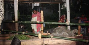 কুমারখালীতে বাড়ির মাঝ বরাবর বাঁশের বেড়া দিয়ে চলাচলের পথ বন্ধ করলো প্রতিপক্ষের লোকজন