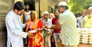 কুষ্টিয়ায় আলহাজ্ব ওয়ালিউল বারী চৌধুরী কল্যাণ ট্রাষ্টের দুপুরের খাবার বিতরণ