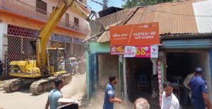 কুষ্টিয়ায় রেল সম্পত্তি দখলমুক্ত করতে উচ্ছেদ অভিযান