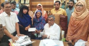 স্ত্রী ও মায়ের হাতে প্রয়াত কর্মচারী আলমের চাকুরীকালীন পাওনাদী তুলে দিলেন কুষ্টিয়া পৌর মেয়র আনোয়ার আলী