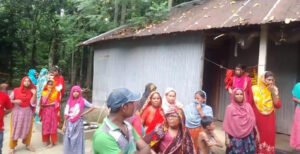 খোকসায় বিয়ের দাবীতে প্রেমিকের বাড়ীতে অনশন