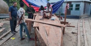 দৌলতপুরে নৌকা তৈরীতে ব্যস্ত চর অঞ্চল পাড়ের মানুষ