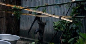 কুমারখালীতে বাড়ির মাঝ বরাবর বাঁশের বেড়া দিয়ে চলাচলের পথ বন্ধ করলো প্রতিপক্ষের লোকজন