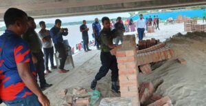 কুমারখালীতে নতুন সেতুর নিচে অবৈধ স্থাপনাদি ভেঙে দিল প্রশাসন