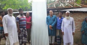 পুড়া বাড়িতে টিন বিতরণ করলেন মোফাজ্জেল হক