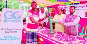 খোকসায় ১১৯টি দরিদ্র পরিবারের মাঝে টিউবওয়েল বিতরণ
