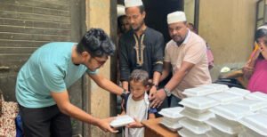 কুষ্টিয়ায় আলহাজ্ব ওয়ালিউল বারী চৌধুরী কল্যাণ ট্রাষ্টের দুপুরের খাবার বিতরণ