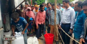 কুমারখালীতে সরকারি চাল ওজনে কম দেওয়া ও দাম বেশি নেওয়ায় ডিলারকে জরিমানা