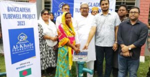 দৌলতপুরে দরিদ্রদের মাঝে বিনামূল্যে টিউবয়েল বিতরণ