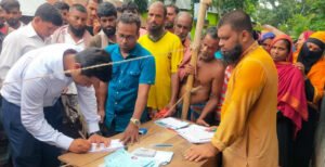 কুমারখালীতে সরকারি চাল ওজনে কম দেওয়া ও দাম বেশি নেওয়ায় ডিলারকে জরিমানা